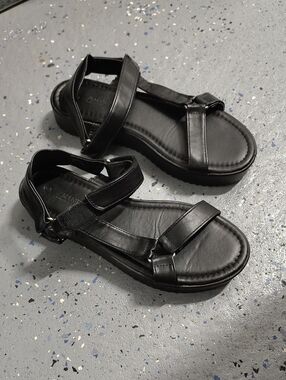 👕 2 For 15$ Or 3 For 20$👕Ardene Black Padded Platform Sandals